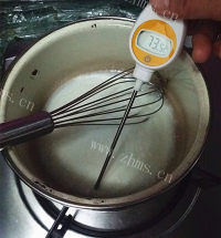 自制草莓奶油蛋糕卷做法图解2)