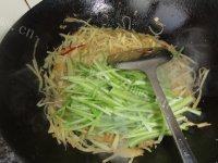 味道不错的芹菜炒土豆丝做法图解6)