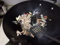 家常菜蒜薹炒肉做法图解3)