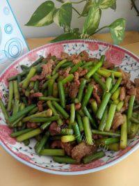 家常菜蒜苔炒肉做法图解8)