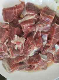 胡萝卜炖牛腱子肉做法图解2)