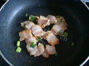 咸肉炒蒜薹做法图解3)