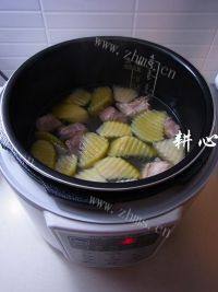 美味的鲜虾青萝卜汤做法图解6)