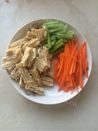 家常菜红油腐竹做法图解1)