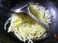 家常菜芹菜炒土豆做法图解6)