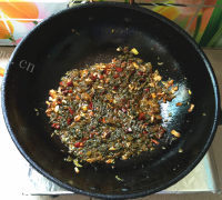 好吃的腌菜烧大黄鱼做法图解9)