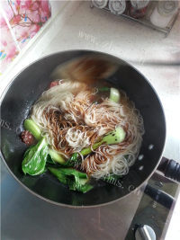 口感不错的青菜牛肉面做法图解6)
