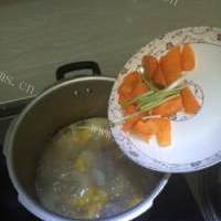 美味的胡萝卜玉米排骨汤的做法图解六