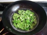 美味青椒炒白虾仁做法图解8)