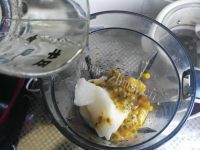 清新蜂蜜百香果梨汁做法图解5)