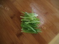 美味的三文鱼头豆腐汤做法图解4)