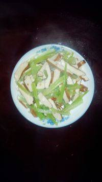 鲜香的芹菜炒豆干