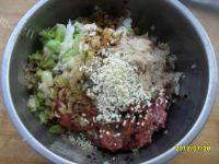 自己做的牛肉大葱水饺做法图解4)