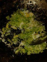 美味的黄瓜鸡蛋炒饭做法图解4)