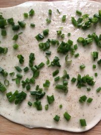 食欲满满的葱油饼做法图解5)