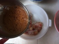 美味的奥尔良炸翅根做法图解2)