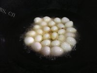 美味的糖醋鹌鹑蛋做法图解3)