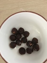 （团团圆圆）桂圆红枣银耳糯米粥做法图解3)