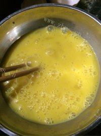 美味的洋葱蛋炒饭做法图解4)