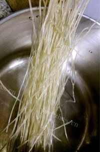 家常小白菜粉条排骨汤做法图解5)