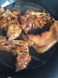美味的秘制猪脚做法图解3)