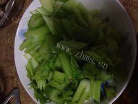 清爽的西芹炒肉做法图解1)