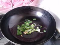 家常香菇豆泡炒土豆片做法图解6)