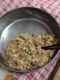油而不腻的酸菜饺子做法图解1)