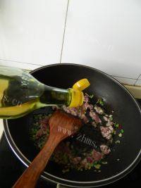 美味的酸豆角肉末盖浇面做法图解5)