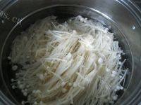 家常菜红油金针菇做法图解7)
