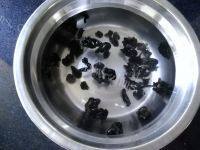 口感极佳的西兰花拌木耳做法图解2)