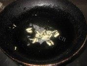 木耳炒肉丝做法图解2)