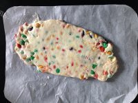 美味的彩色葵花籽糖做法图解4)