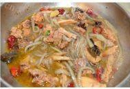 好吃鸡肉炖粉条做法图解14)