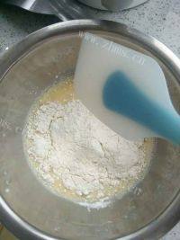 自制香蕉松饼做法图解3)