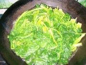 美味的菠菜炖粉皮做法图解3)