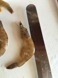 鲜美好吃的蒜蓉粉丝蒸开背虾做法图解4)