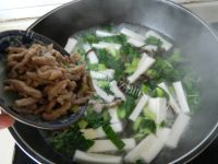 自制青菜肉丝年糕汤做法图解9)