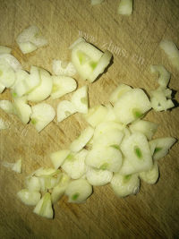 家常菜蘑菇炒青菜做法图解3)
