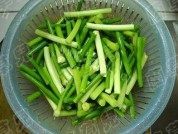 家常自制蒜苗炒腊肉做法图解2)