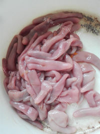 色香味俱全的韭菜炒海肠做法图解2)