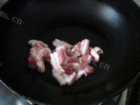 美美厨房之辣白菜炒五花肉做法图解3)