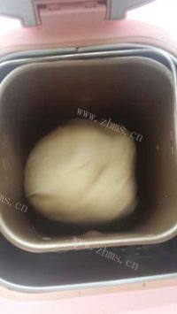 自制椰蓉面包卷做法图解2)