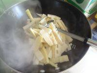 美味的肉炒笋片做法图解8)