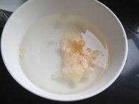 美味的百合银耳汤做法图解2)