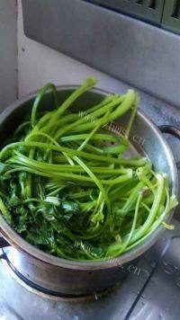 好吃的猪肉芹菜饺做法图解3)