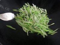 家常菜炒西芹做法图解3)