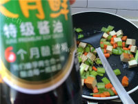 美味的莲子豆干炒鸡头米做法图解12)