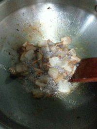 家常菜辣白菜炒五花肉做法图解4)