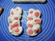 自制火腿香葱面包做法图解6)